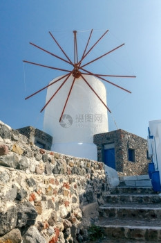 希腊圣托里尼奥亚村日落时的白色风车图片