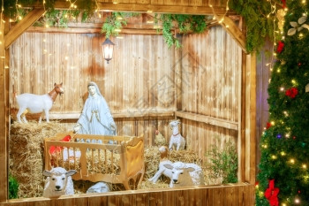 玛丽和约瑟夫与约瑟夫玛丽和绵羊的圣家人一起在夜间旧城举行圣诞庆典捷克布拉格背景