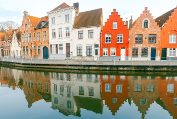 在布鲁日市的SpiegelRei运河上比利时传统的房屋外观布鲁日旧城图片