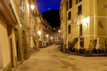 意大利Vernazza村的古老狭窄中世纪街道意大利古里亚CinqueTerre公园图片