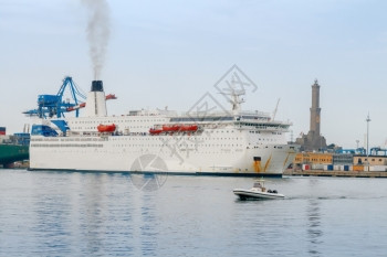 查看热那亚的货港船舶灯塔和集装箱码头图片