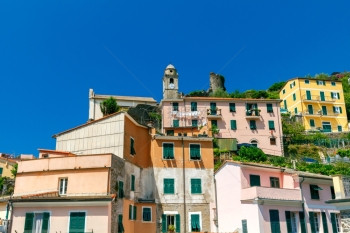 意大利古里亚CinqueTerre公园Vernazza村老房子的多彩外表图片