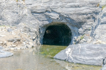 维纳扎洞穴海滩上的岩洞意大利古里亚图片
