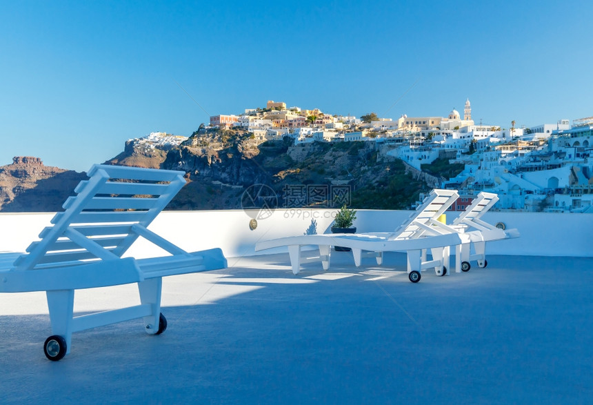 希腊圣托里尼岛Fira传统白色房屋的空中景象图片