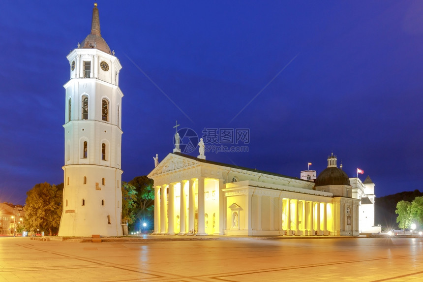 圣斯坦尼劳大教堂和维尔纽斯市中心钟楼晚上维尔纽斯中央广场的圣斯坦尼劳大教堂图片