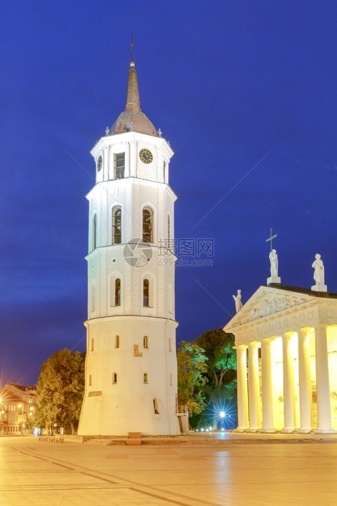 圣斯坦尼劳大教堂和维尔纽斯市中心钟楼晚上维尔纽斯中央广场的圣斯坦尼劳大教堂图片