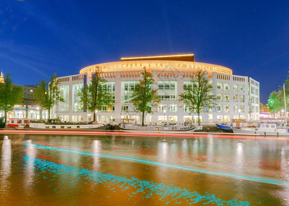 阿姆斯特丹歌剧院和芭蕾歌和芭蕾的夜间光线建设荷兰阿姆斯特丹图片