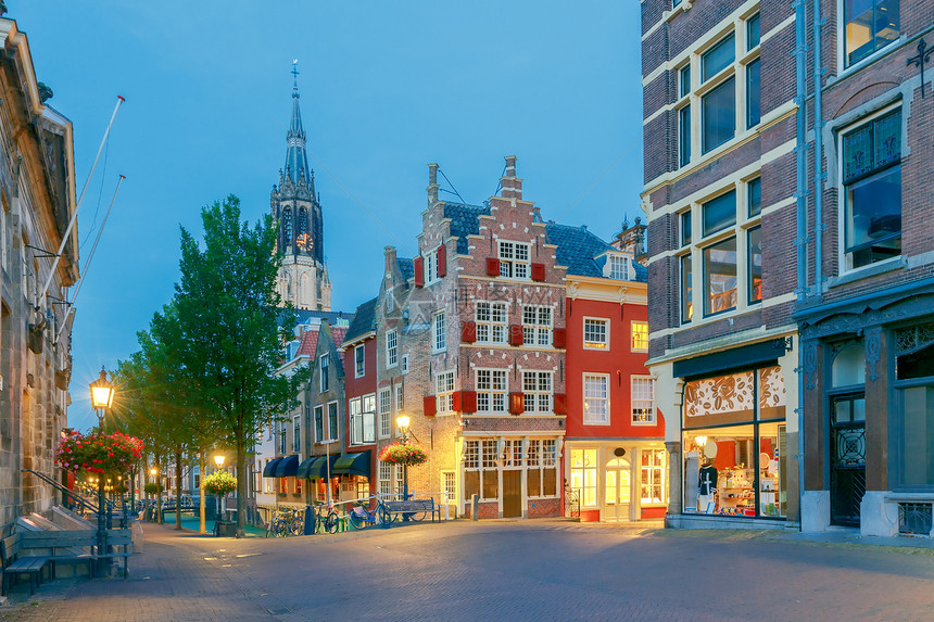 Delft夜光城市街道旧中世纪日落时有荷兰传统住房Delft图片