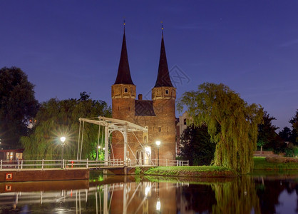 东门和白帆桥沿DelftseSchie运河晚上荷兰Delft图片