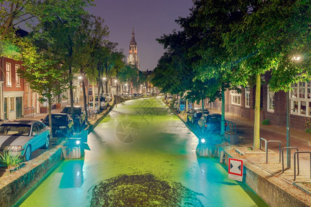 荷兰代尔夫特夜晚的城市运河图片
