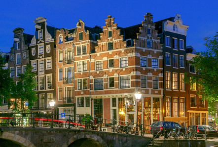 清晨城市街道灯光照亮阿姆斯特丹荷兰清晨城市街道高清图片