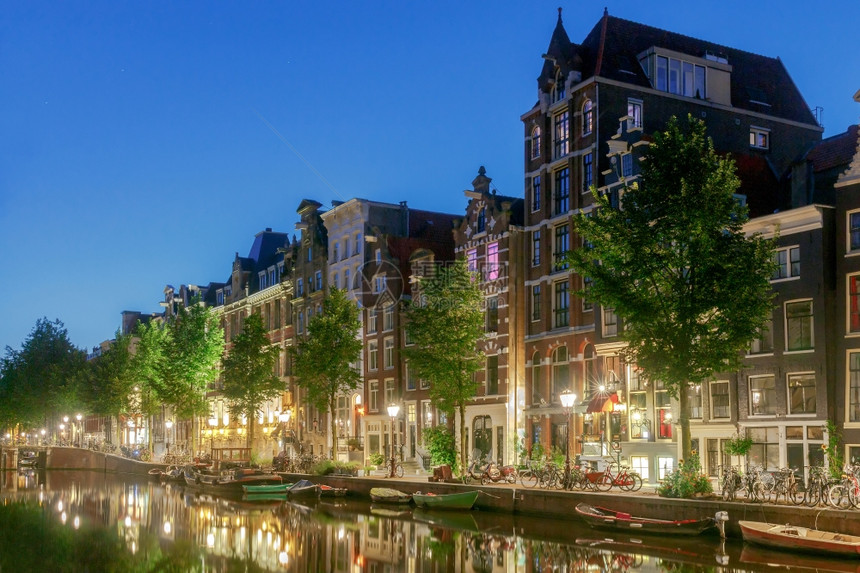 阿姆斯特丹城市运河清晨有灯光荷兰图片
