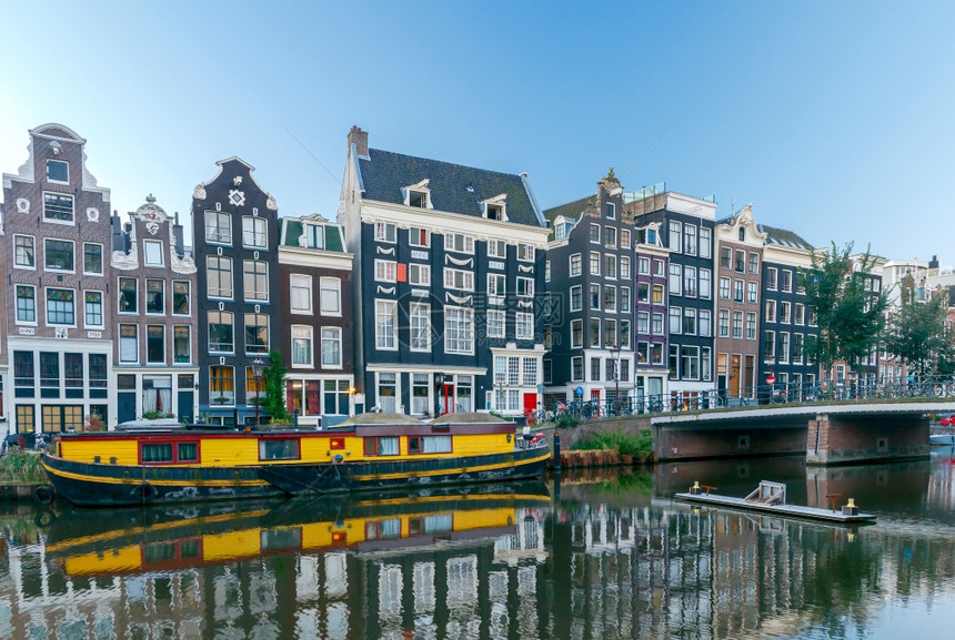 阿姆斯特丹城市运河清晨有驳船荷兰图片