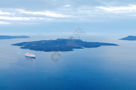 Fira日落时海湾和Kolder的景象海湾上有灯光的客轮圣托里尼希腊背景图片