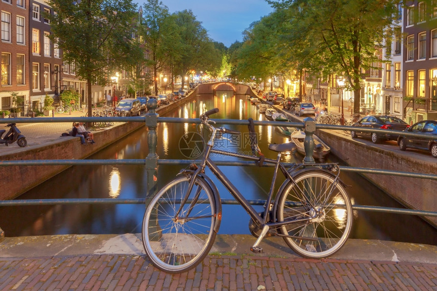 阿姆斯特丹沿运河的夜景光下沿运河的荷兰传统住房法卡迪斯荷兰阿姆特丹图片