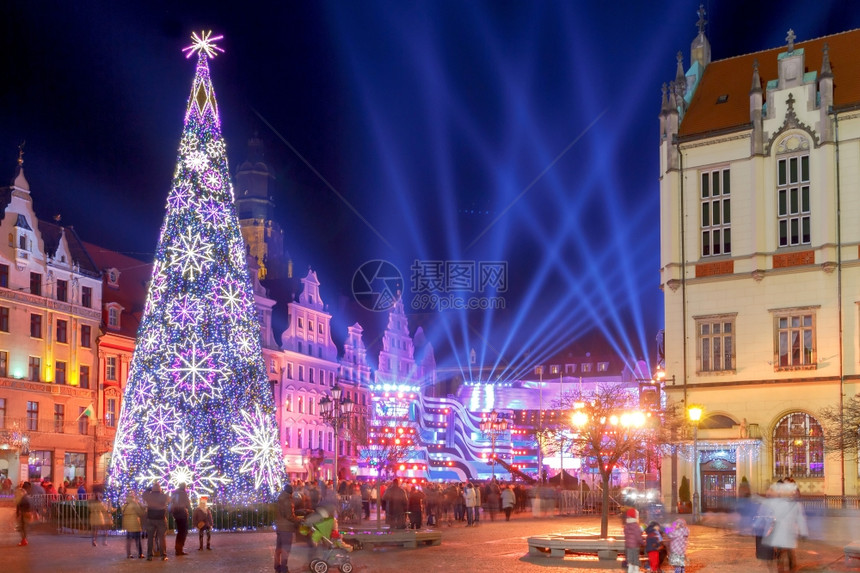 Wroclaw晚上的中央市场广圣诞节彩色照明和装饰品的市场广波兰的Wroclaw图片