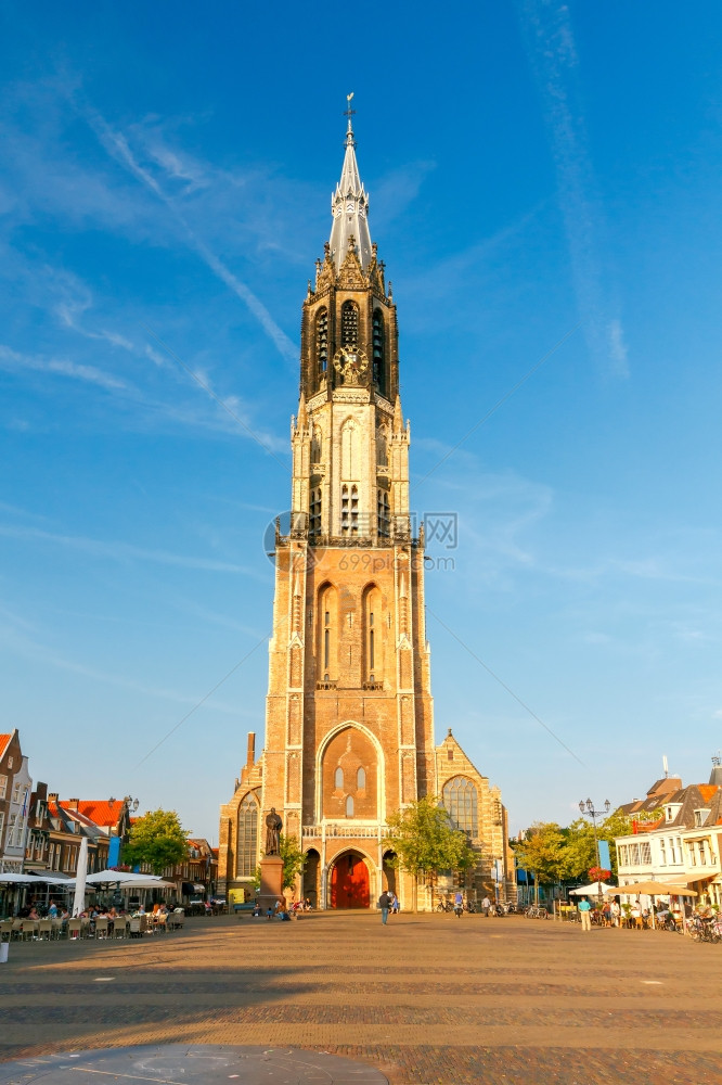 荷兰德尔夫特市广场的旧中世纪教堂图片