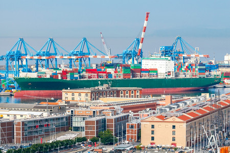 大型集装箱船进热那亚集箱码头热那亚货运港图片