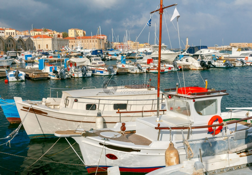 Chania港口的渔船和游艇在古老的威尼斯港口Chania希腊的船和帆克里特图片