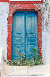 门廊和旧的破碎蓝色木制门在废弃房子图片