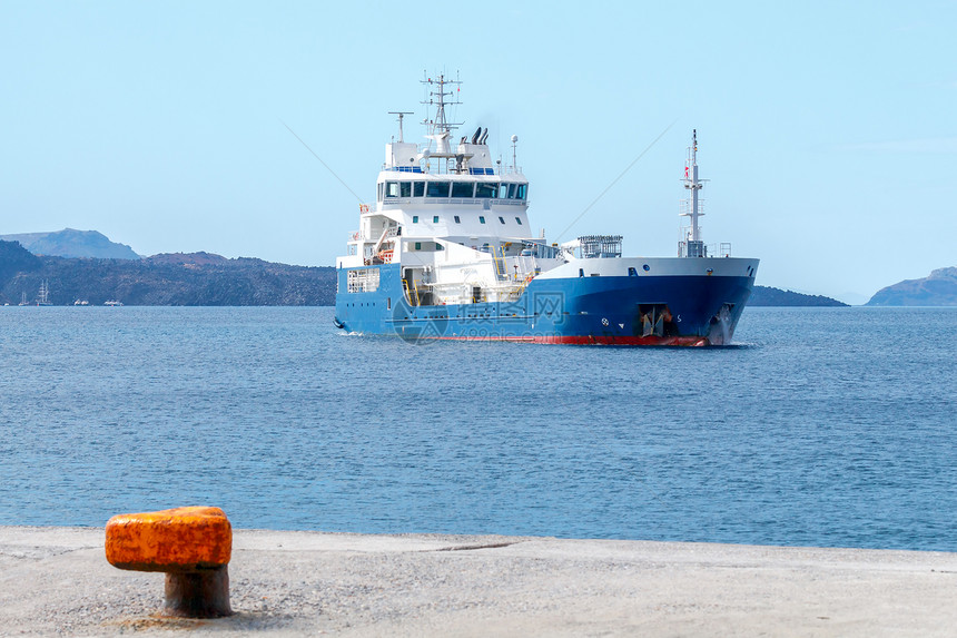 希腊圣托里尼岛遭遇的小型油轮图片