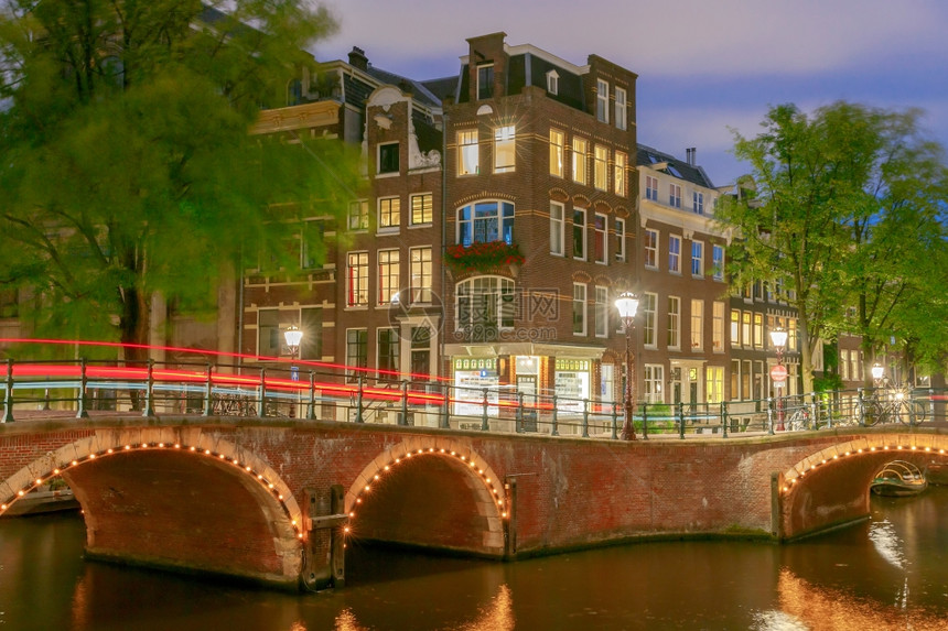 城市运河清晨灯光照亮阿姆斯特丹荷兰阿姆斯特丹黎明图片