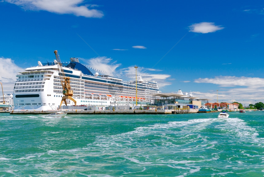 客轮停靠在海港码头威尼斯意大利海客港图片