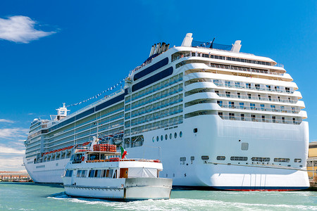 客轮停靠在海港码头威尼斯意大利海客港背景图片