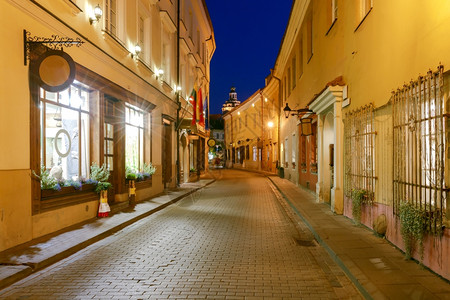 夜街光古城历史中心立陶宛维尔纽斯高清图片