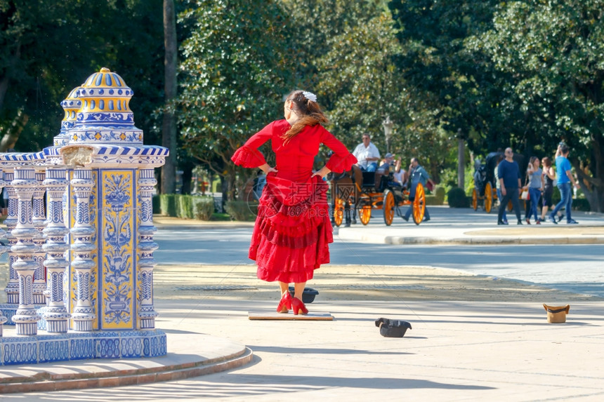 西班牙广场或弗拉门科舞者穿红衣在西班牙广场塞维利亚安达卢西图片
