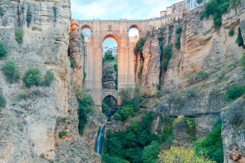 隔着西班牙兰达村峡谷的一座独特石桥安达卢西亚图片