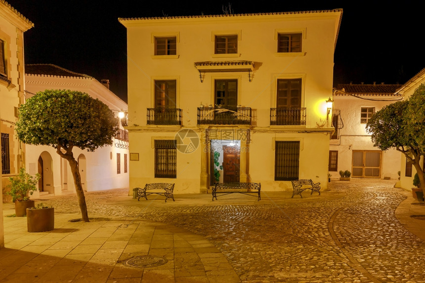 晚上在Ronda村街上在西班牙RondaAndalusia传统狭小村街有灯笼图片