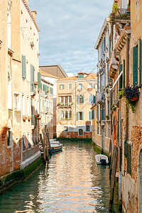 威尼斯城市运河威尼斯的传统运河以及水面上的旧建筑图片