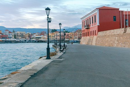 克里特人威尼斯银行在古老的Chania港口古老的威尼斯银行有灯笼和海湾在黎明希腊克里特背景