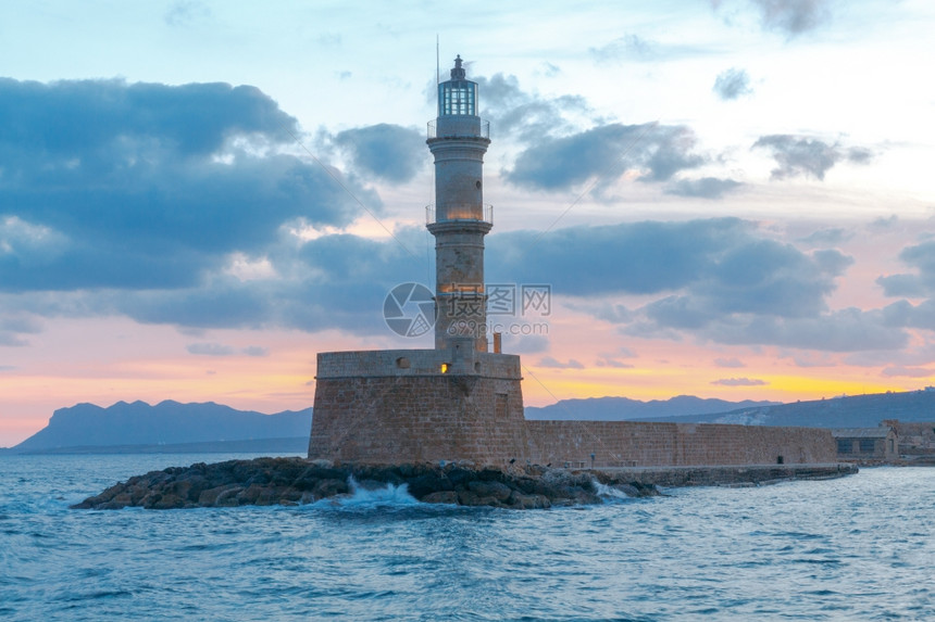 希腊Chania的灯塔黎明时分在威尼斯港的旧石灯塔图片