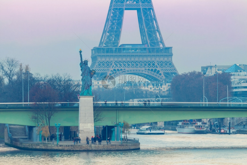 巴黎自由女神像巴黎天鹅岛自由女神像日落时在巴黎法国图片