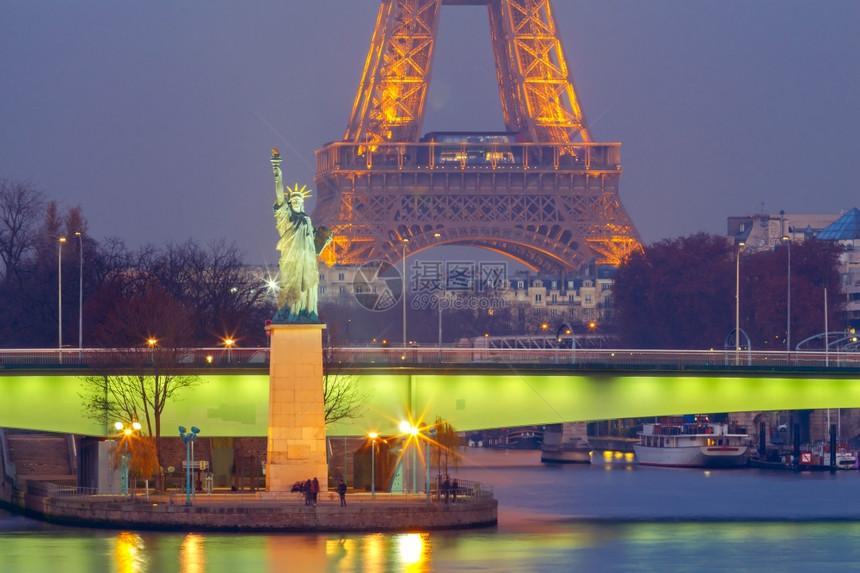 巴黎天鹅岛自由女神像日落时在巴黎法国自由女神像图片