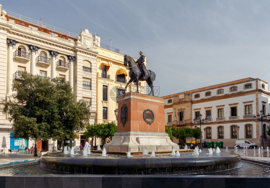 登迪拉斯广场的景象以及伟大的船长冈萨洛费尔南德斯科多瓦的雕塑西班牙安达卢亚图片