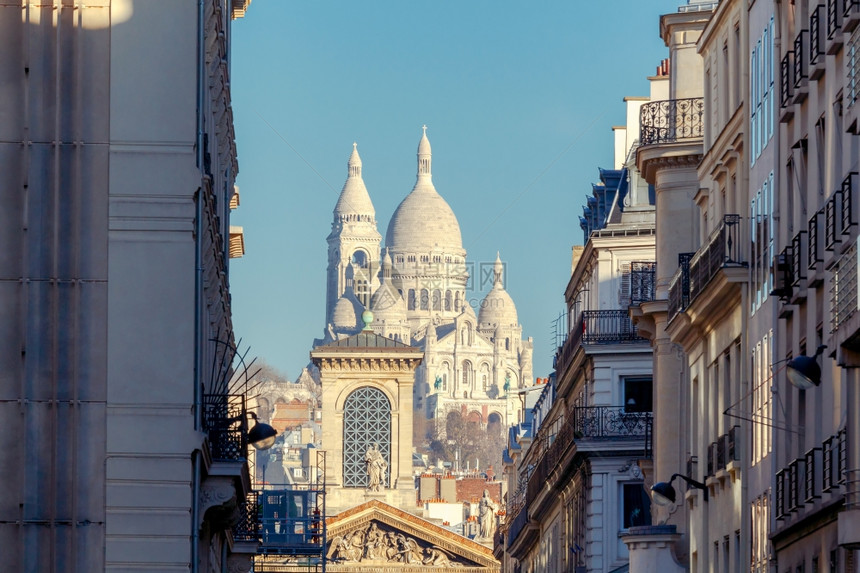 巴黎西神圣教堂和典型的巴黎建筑图片