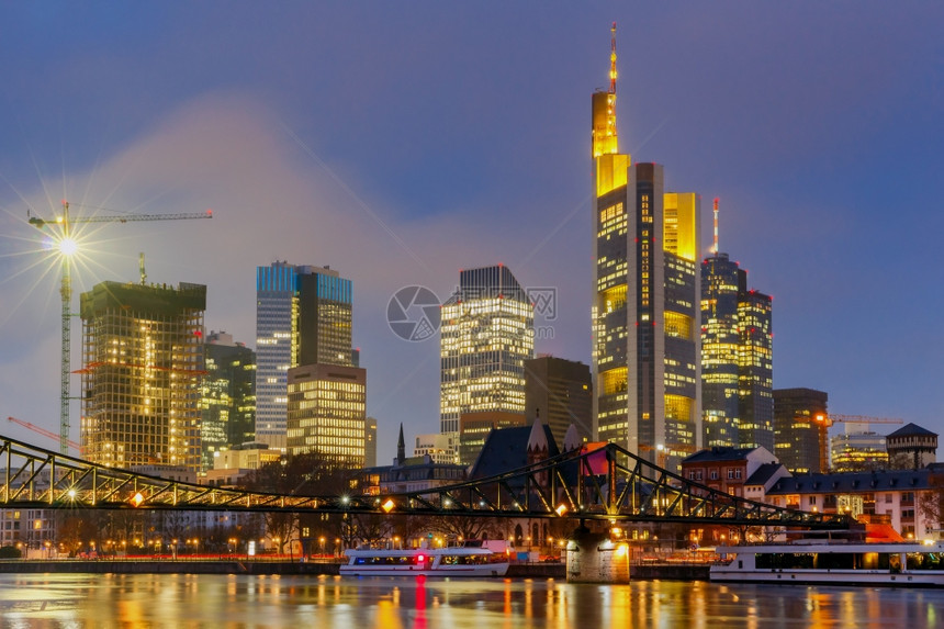 德国法兰克福市码头和摩天大楼的景象图片