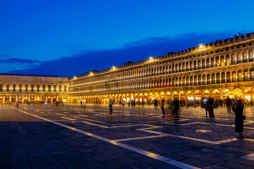 威尼斯圣马克广场晚上圣马克广场的建筑物在夜间照明威尼斯意大利图片