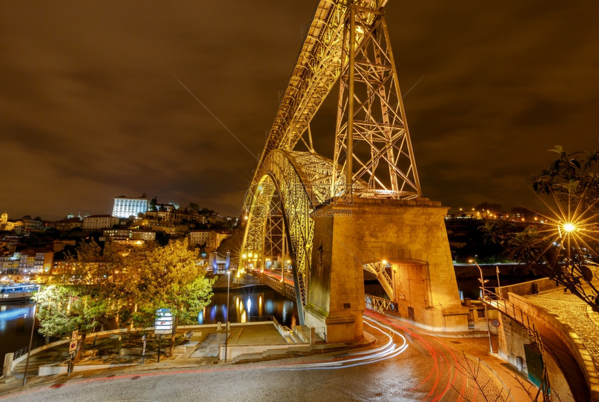 东路易斯杜罗河桥夜间照明图片