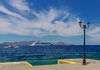 Fira旧港口的景象早上阳光明媚的旧港口Fira的客轮希腊圣托里尼背景图片