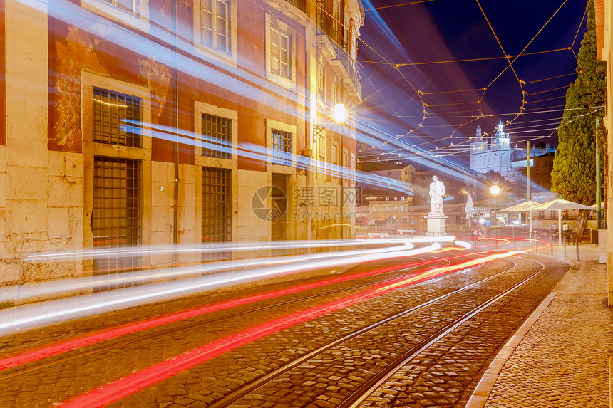 里斯本夜晚的老街里斯本的传统老街在夜晚被电车轨道照亮阿尔法马区葡萄牙图片
