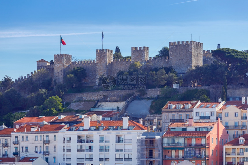 里斯本圣乔治城堡外墙和塔台挂着葡萄牙圣乔治里斯本城堡的旗帜图片