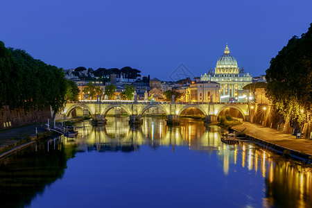 梵蒂冈夜色中的蒂贝尔河和圣彼得大教堂图片