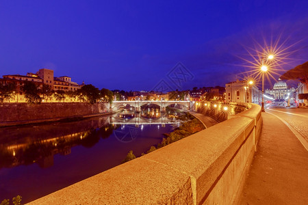 罗马蒂贝尔河和圣彼得大教堂夜景 图片
