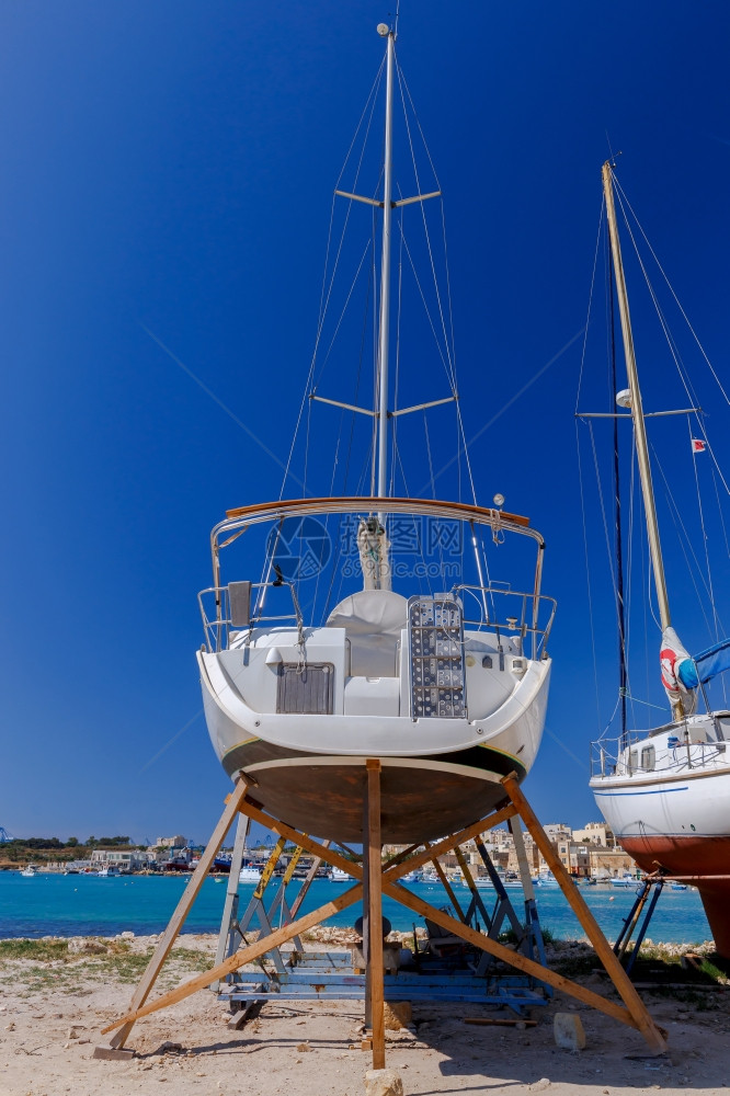马耳他海岸游艇马耳他萨克斯洛村附近海岸的上游艇图片