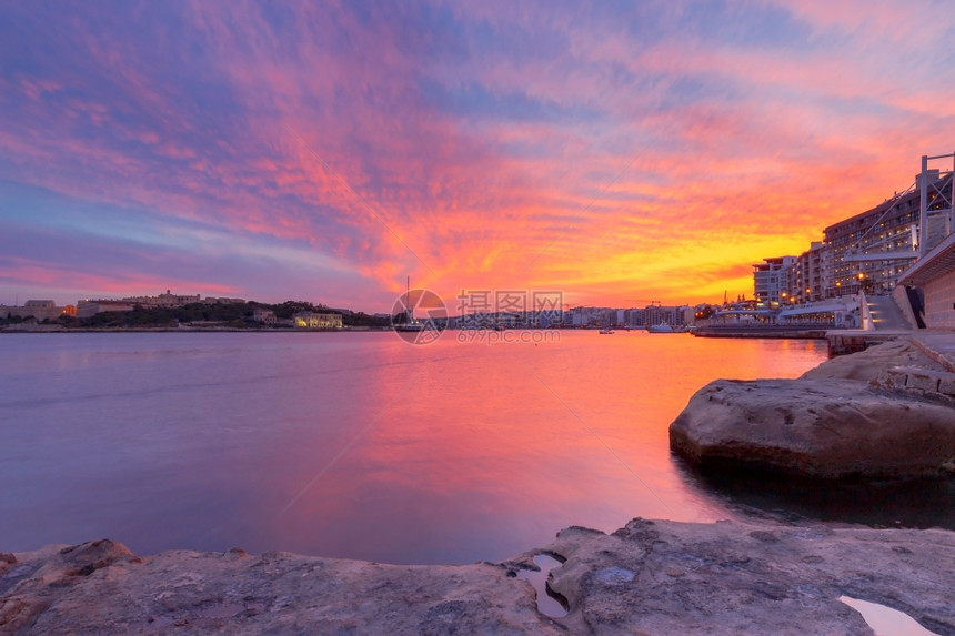 瓦莱塔地中海港口在春天的清晨日落图片