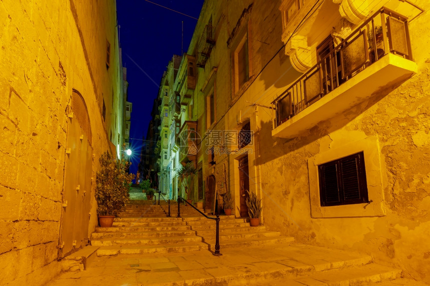 瓦莱塔旧中世纪街晚上马耳他瓦莱塔狭小的传统中世纪街图片